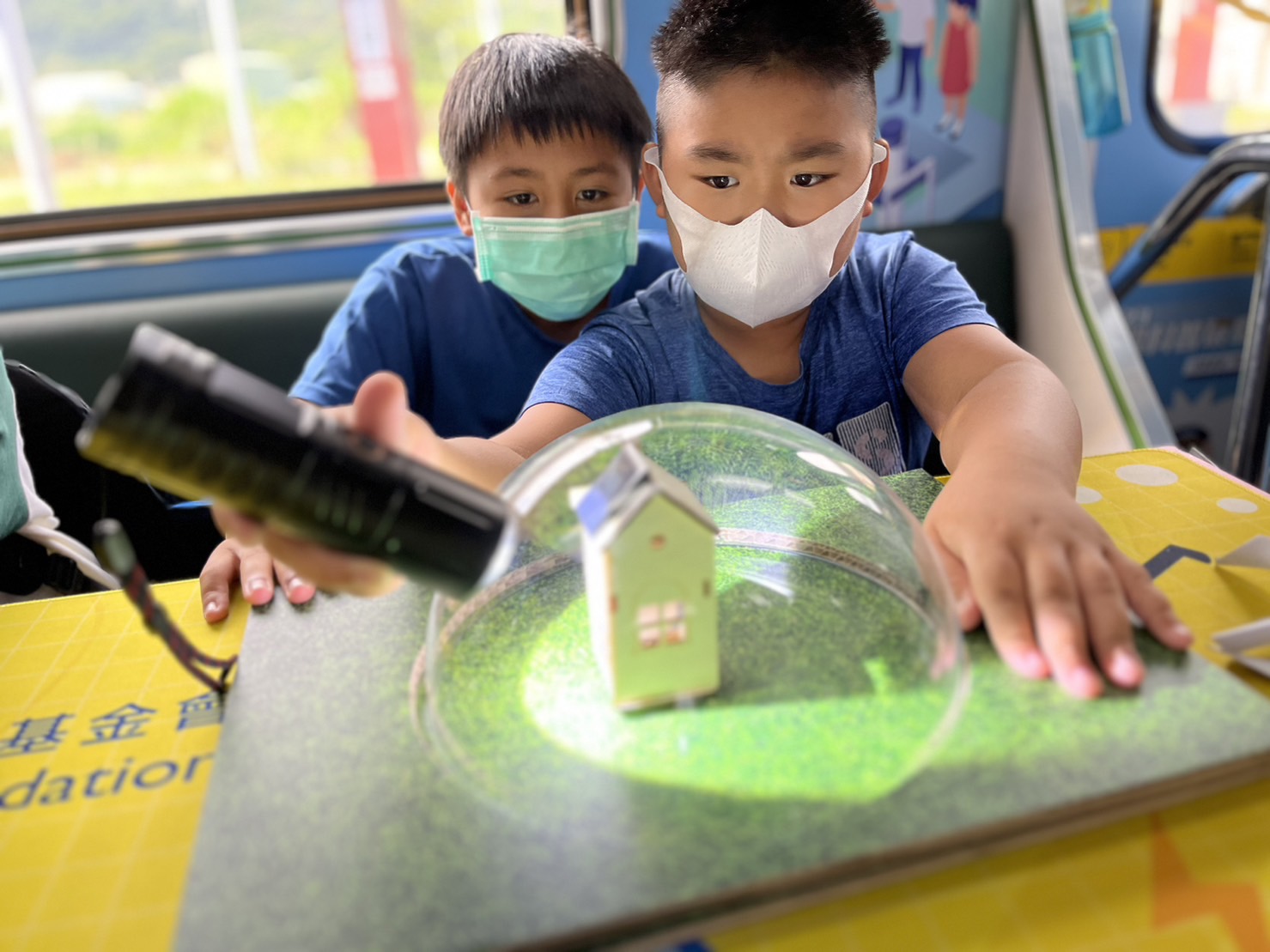 友達參與基礎科學主題車廂，以STEAM教學精神，設計「逐日科學家」、「太陽能工程師」以及「淨零建築師」三大能源科普課程和實驗