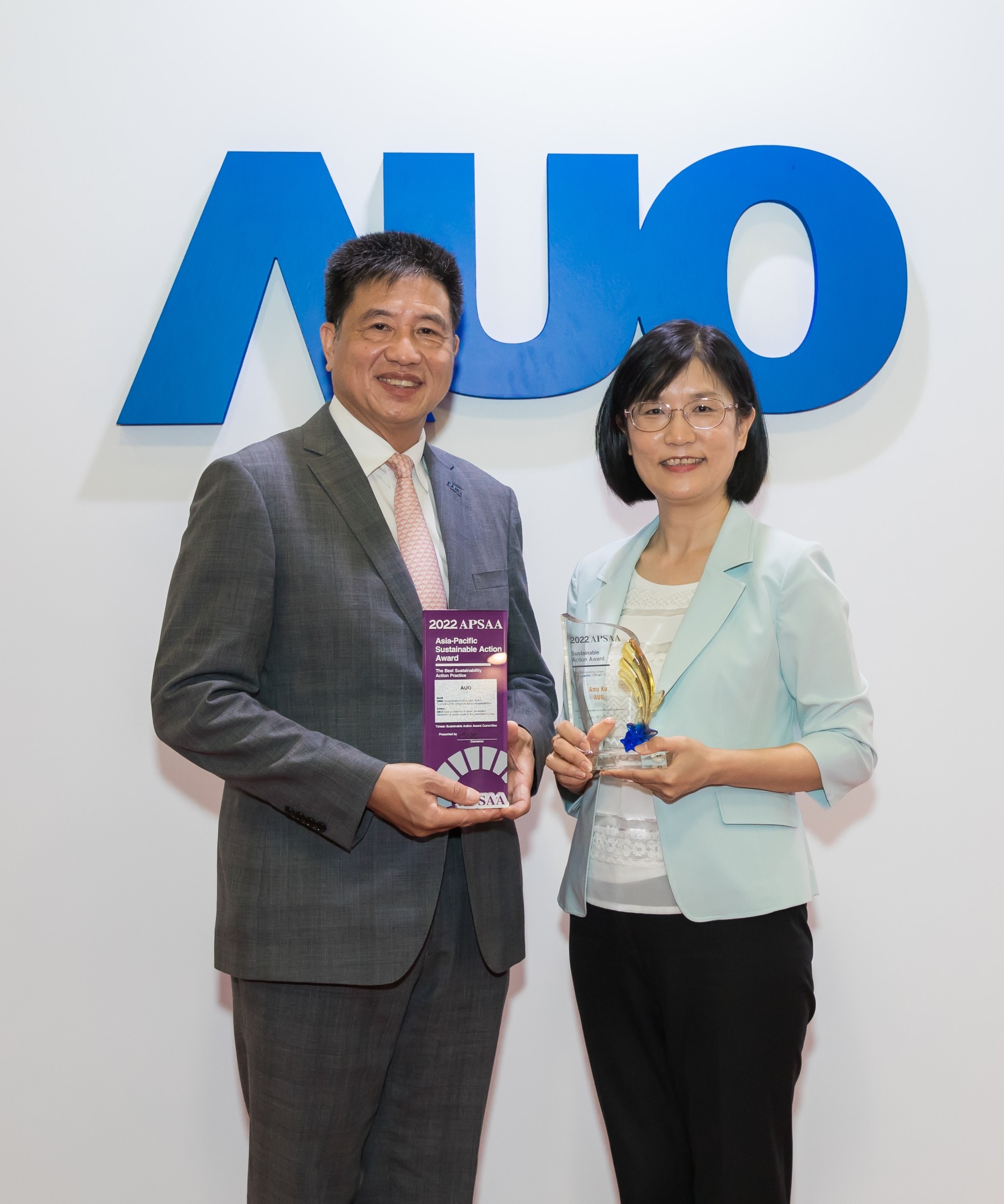 好体育官方app下载长期垫筑永续远景的基石，透过ESG暨气候委员会逐步实践永续策略蓝图。其中，好体育官方app下载光电永续长古秀华带领团队、制定中长期目标，缔造多面向亮眼表现，获得「顶尖永续长奖」的个人奖殊荣（左：好体育官方app下载光电董事长暨执行长彭双浪，右：好体育官方app下载光电永续长古秀华）