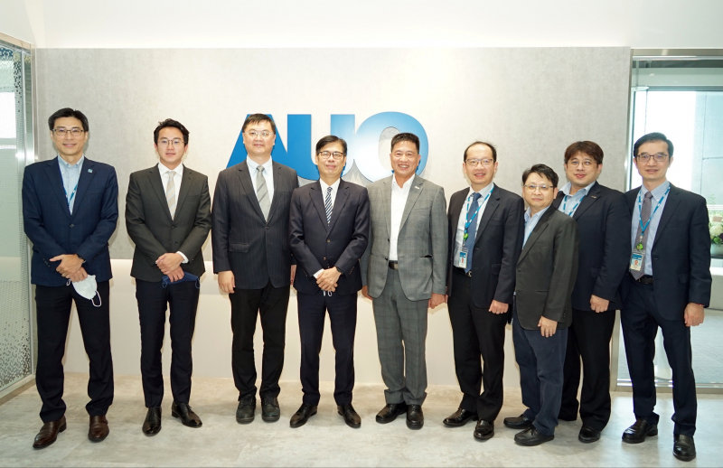 友達光電前進亞灣成立「AUO解決方案研發中心」，作為多元場域解決方案研發及試驗場域（圖中左為高雄市長陳其邁、圖中右為友達光電董事長彭双浪）