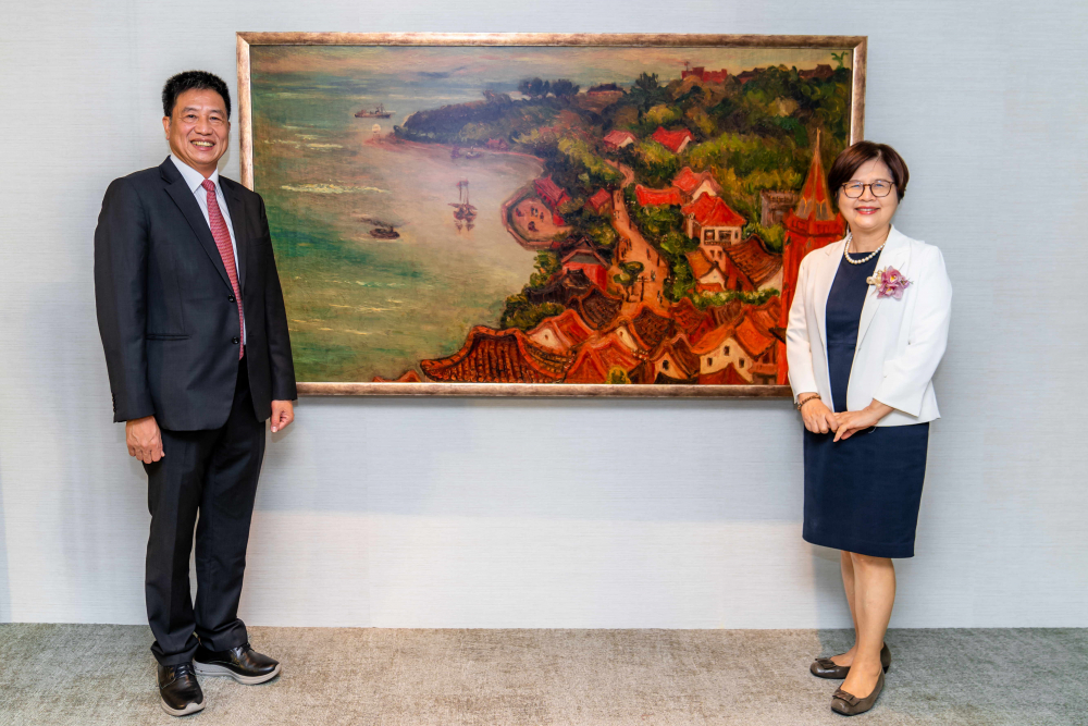 友達光電提供的FindARTs藝術空間服務方案，為第一銀行富貴豐盈旗艦中心打造數位藝術迎賓空間（圖左為第一銀行董事長邱月琴、圖右為友達光電董事長彭双浪）