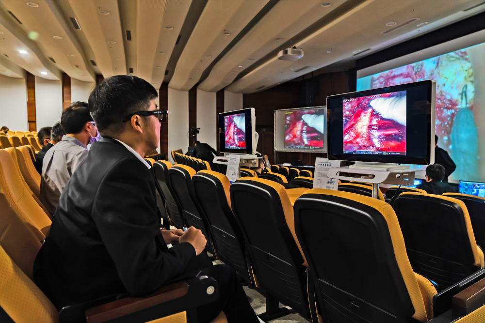 達擎之「達文西外接3D影像解決方案」，將達文西手術機器手臂的3D影像即時連線轉播，在會議室觀摩的醫師們只要戴上偏光眼鏡，就能與執刀醫師看到同步的3D立體影像，如臨操作台現場，縮短達文西手術的學習曲線