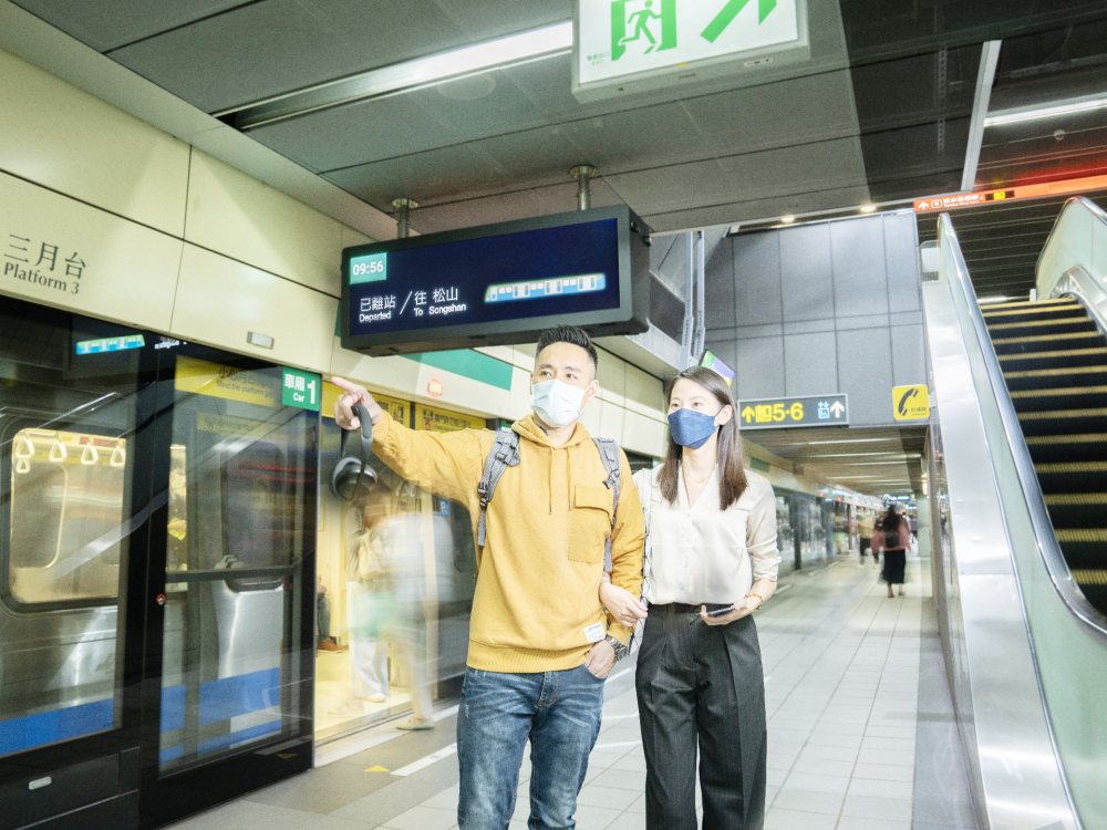 友達旗下達擎之客製化TARTAN顯示器，於台北捷運中山站亮相。以獨特長條型比例與高畫質特色，為台北捷運站帶來嶄新的都會車站風貌