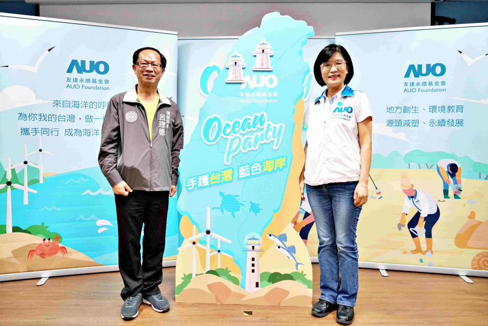 友達光電永續長古秀華（右）與桃園市環保局局長呂理德（左）進行海岸線認養儀式，簽署於象徵藍色宣言的海岸永續燈塔上，承諾以實際行動與環境教育方式，投入桃園海岸線守護行列