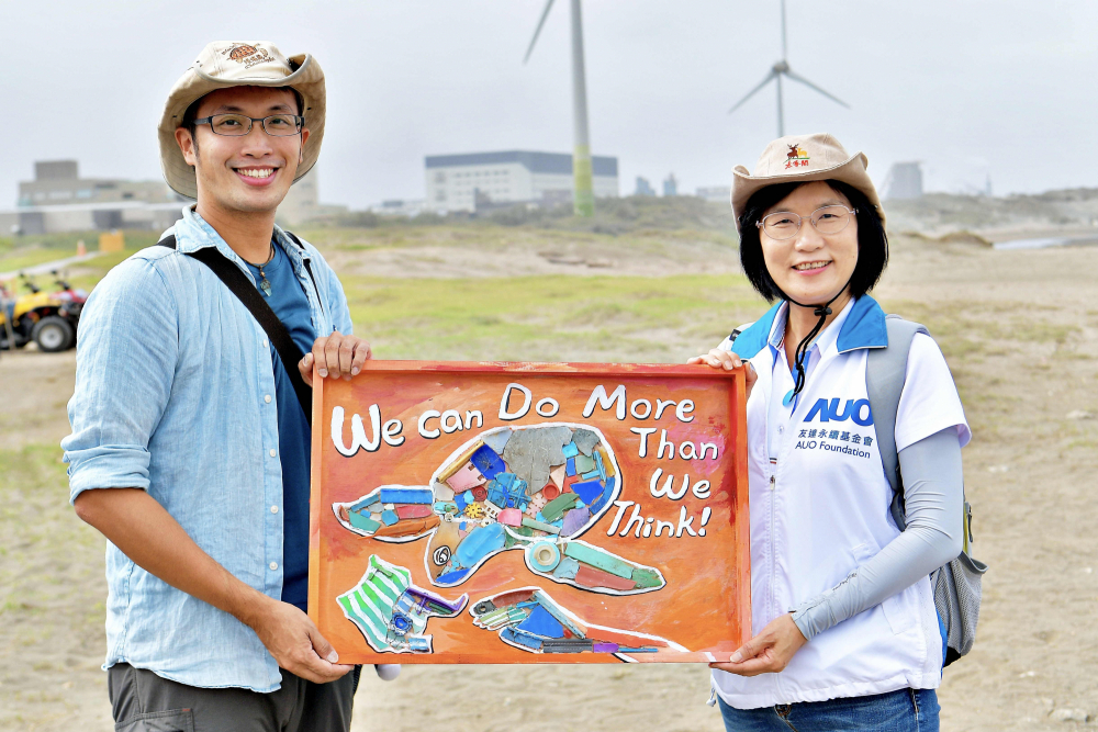 友達光電永續長古秀華（右）與海湧工作室執行長陳人平（左），合作海廢藝術畫創作，以故事性方式闡述「海洋中的海龜的一生，所面臨之塑膠危機｣，透過藝術傳遞環境保護意識