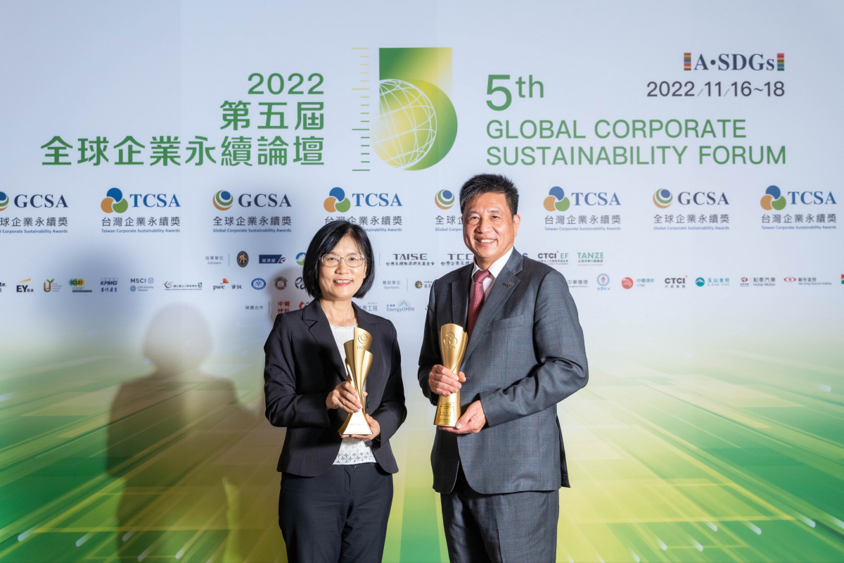 好体育官方app下载作为净零碳排先锋，期引领价值链伙伴同行共好，卫冕制造业组&ldquo;十大典范企业&rdquo; 二连冠殊荣(左：好体育官方app下载光电永续长古秀华，右：好体育官方app下载光电董事长暨执行长彭双浪)