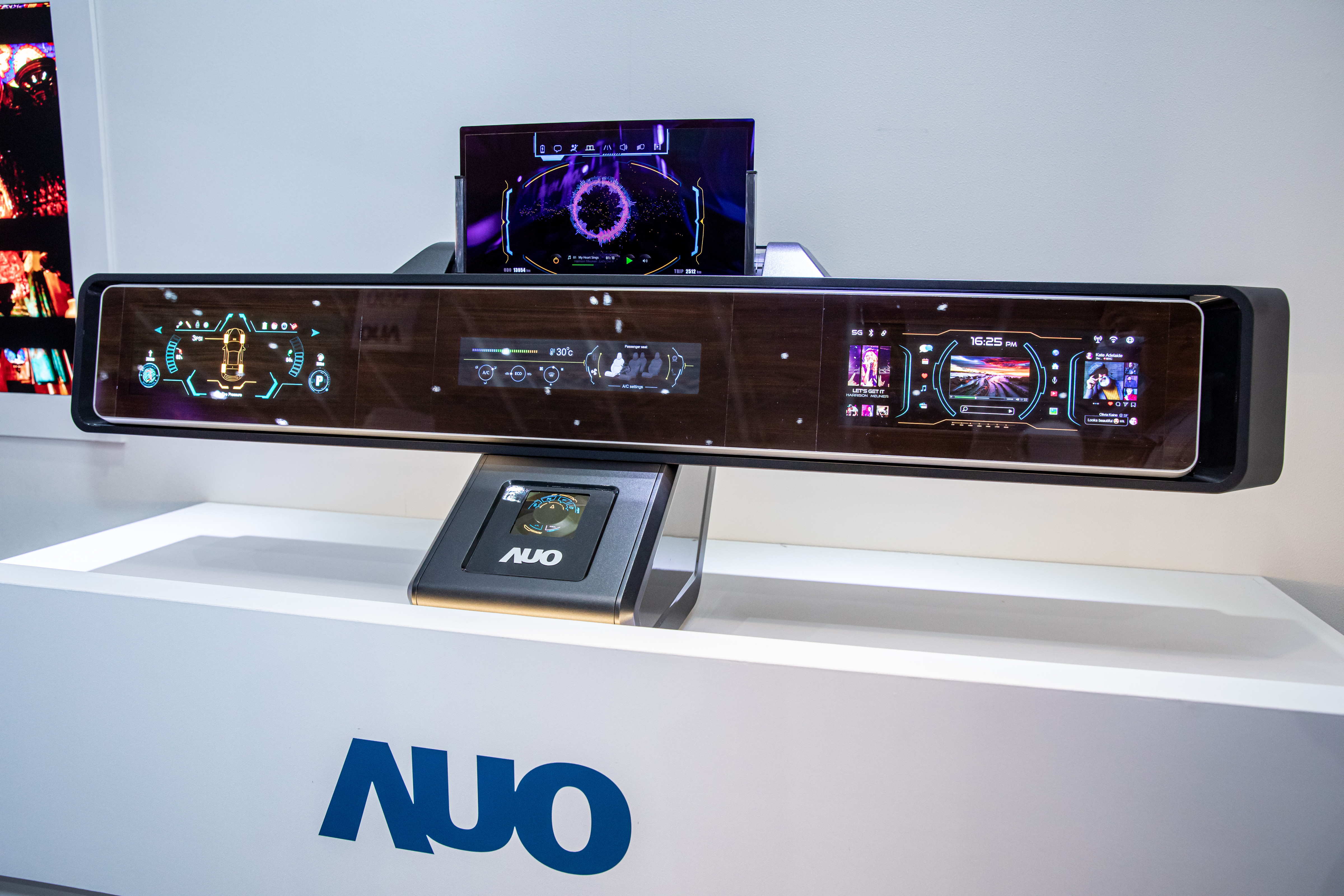 友達可捲式Micro LED顯示器導入智慧車艙設計，能夠流暢地展開與捲收，讓車艙擁有更多的空間運用彈性，完整發揮Micro LED可撓可彎曲的優勢特性