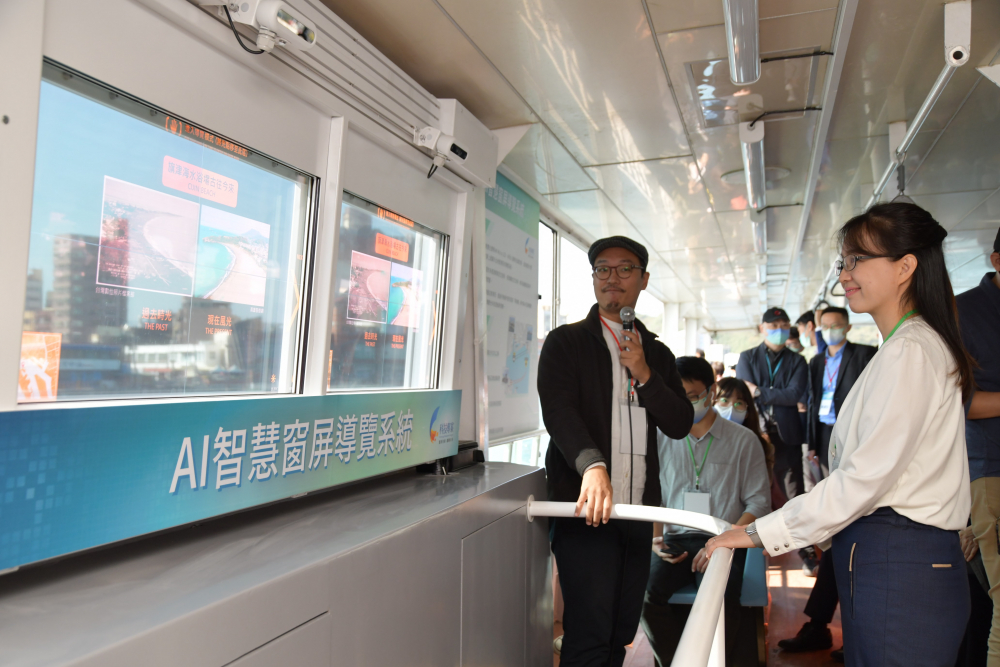 友達整合透明Micro LED智慧窗，透過景物GPS座標定位追蹤乘客視線，可即時在智慧窗提供正確的導覽資訊