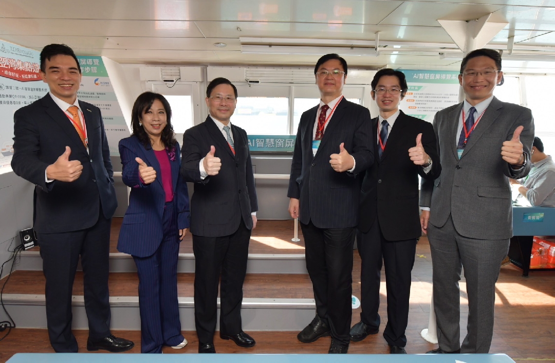 由經濟部技術處指導推動，透過友達光電、工業技術研究院與船舶中心三方合作，於高雄亞灣智慧渡輪率先導入最新Micro LED透明顯示器屏今(22)日啟用(左起友達光電營運長暨總經理柯富仁、高輪公司董事長黃淑美、經濟部次長林全能、高雄市副市長羅達生、經濟部技術處科長張能凱、工研院電光系統所副所長李正中)