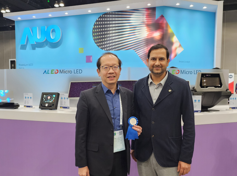 友達光電於2023 SID顯示週，由SID國際資訊顯示學會評選頒發「最佳中型展位獎」。左為友達光電技術長廖唯倫。