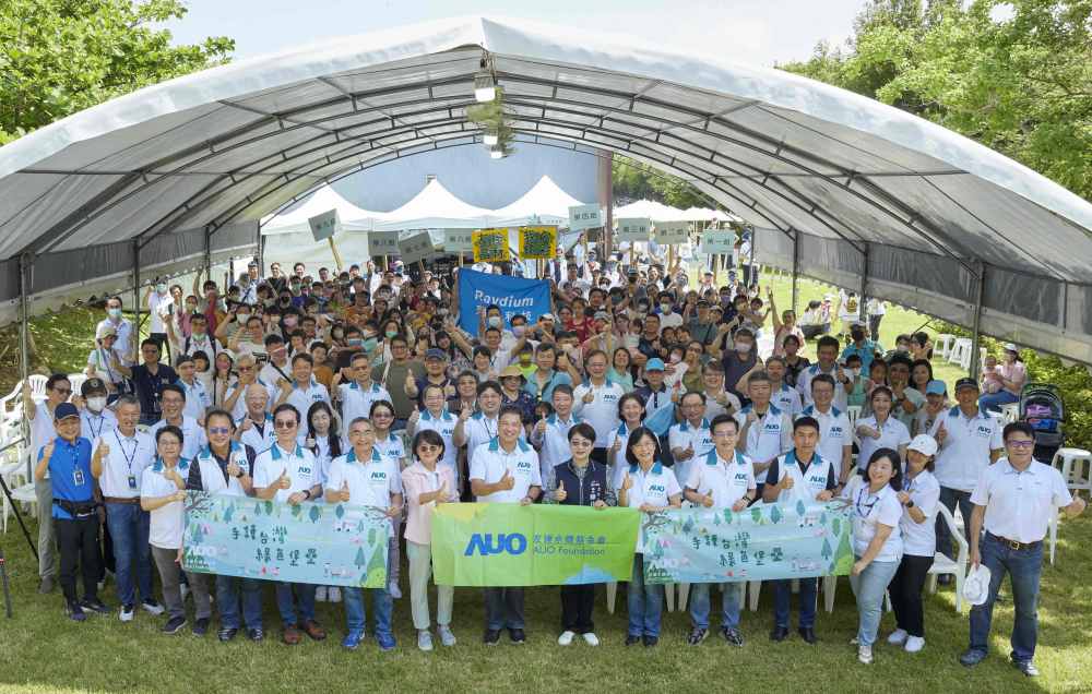 友達永續基金會號召企業志工、在地鄰里、產官學和供應商夥伴齊聚一堂，攜手植樹護樹，以行動實踐對環境友善的承諾