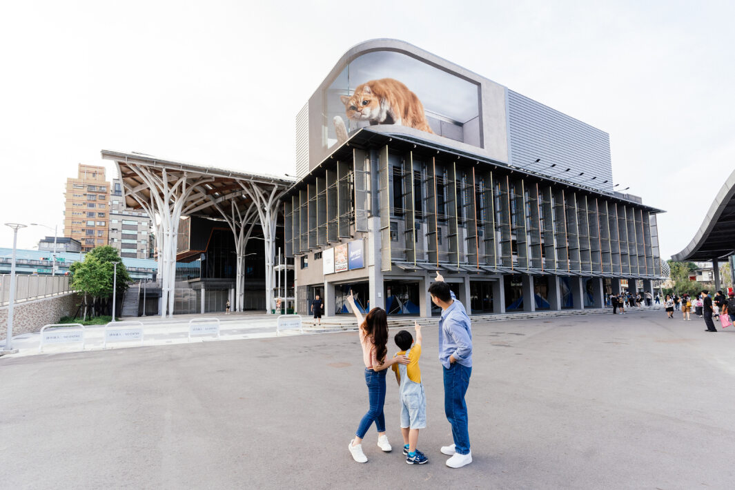 友達打造全台最大戶外裸視3D LED弧形螢幕，將超立體的軟萌胖橘貓動畫活躍於頂樓外牆