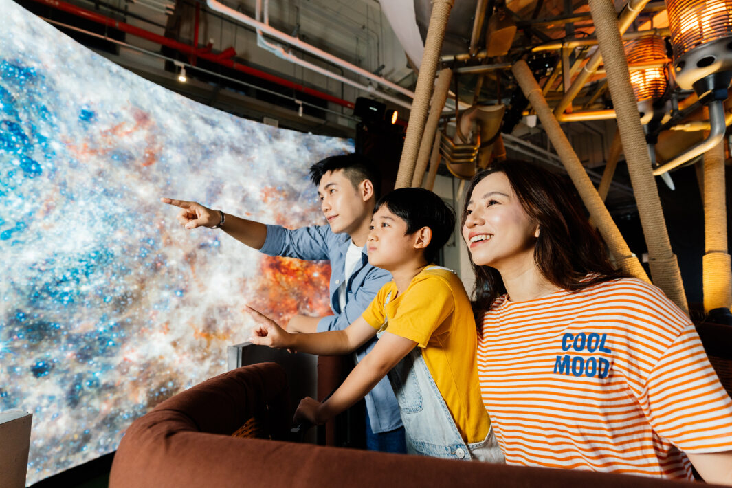 友達打造全台最大寬6公尺、高4公尺、唯一搭載LED弧形拼接顯示屏的動感飛行船，讓乘客駐足在熱氣球上，享受身歷其境的偽出國旅遊樂趣