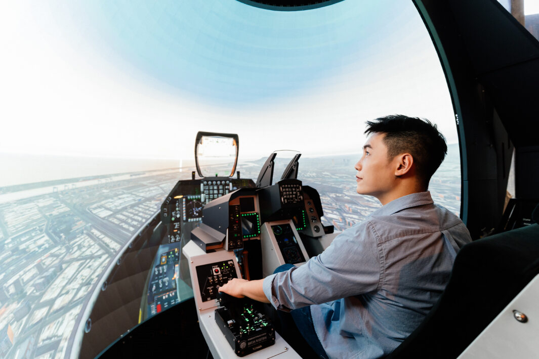 友達以P1.25小間距打造球形LED模擬艙，搭配智崴的精密六軸動態座椅，結合友達專業影像調校技術，呈現擬真模擬飛行場景