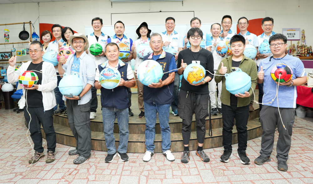 友達光電暨友達永續基金會董事長彭双浪與農業部林業及自然保育署新竹分署夏分署長、供應商夥伴、在地鄰里協會、社企團體，以循環再生的海廢浮球倡議從源頭減廢，為地球移除塑膠垃圾，共同「手」護台灣美麗海岸
