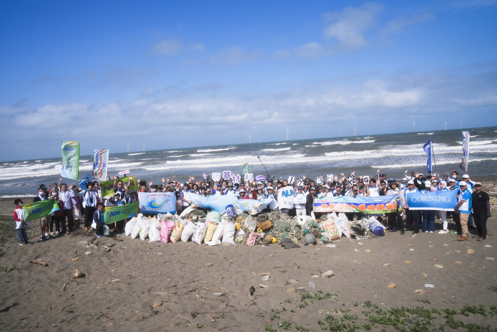 友達永續基金會召集企業志工、產官學和供應商夥伴，在苗栗後龍外埔魚港1340保安林海岸淨攤，齊心協力清除1.2公噸海洋廢棄物，以行動實踐對環境友善的承諾