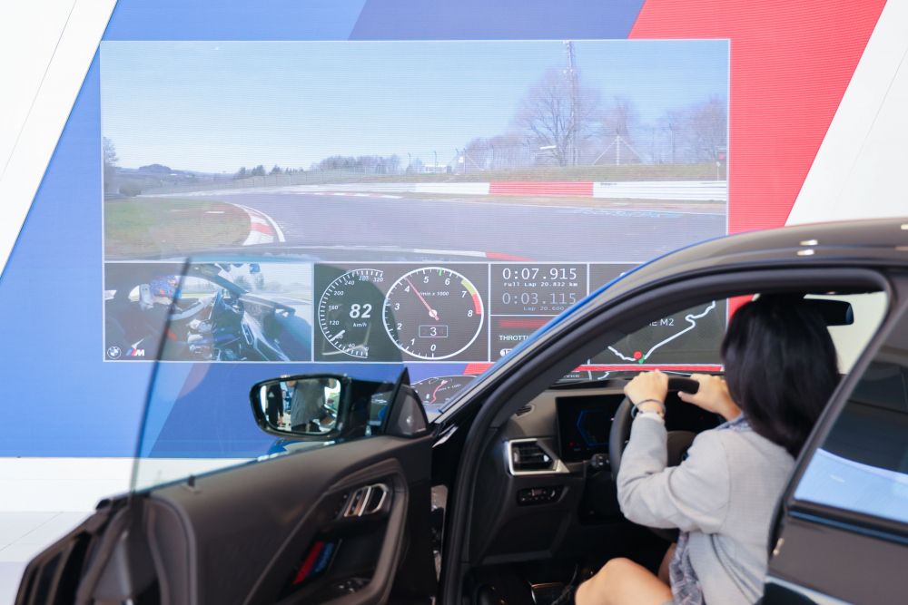 顧客按下虛擬Engine Start按鈕，啟動預選車款的引擎聲浪，螢幕同時呈現德國紐柏林賽道的試駕畫面，坐進車內一秒化身駕駛員馳騁奔騰