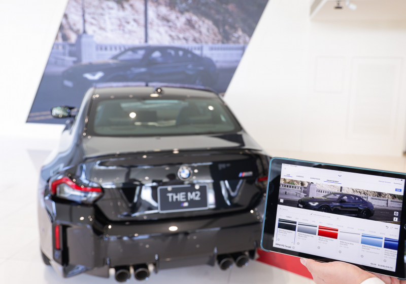 賞車介面即時投放到LED牆上，顧客可即時更換車輛內裝、零件選配與車款配色，提供近乎與實車等比例的沉浸式無死角虛擬賞車體驗
