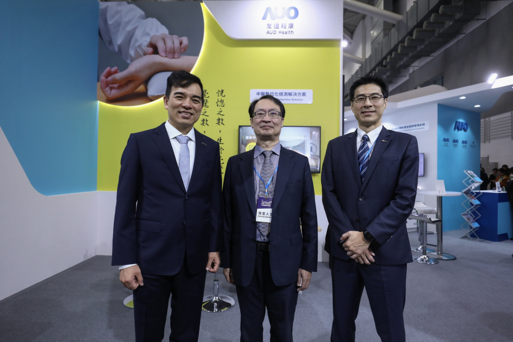 首次於醫療科技展亮相的友達耘康，捐贈數位化檢測設備與研究經費，協助衛福部國家中醫藥研究所打造中醫大數據資料庫。圖由左至右為友達光電執行長暨總經理柯富仁、衛福部國家中醫藥研究所所長蘇奕彰、友達光電智慧醫療事業群總經理廖世宏
