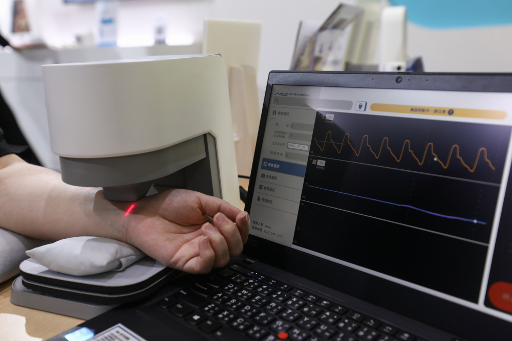 友達耘康脈象檢測系統透過電腦精準控制升降系統，還原中醫師三指把脈過程的舉、按、尋手法，將脈象感受轉化成數據，未來可結合大數據分析，實現智慧醫療及準確性