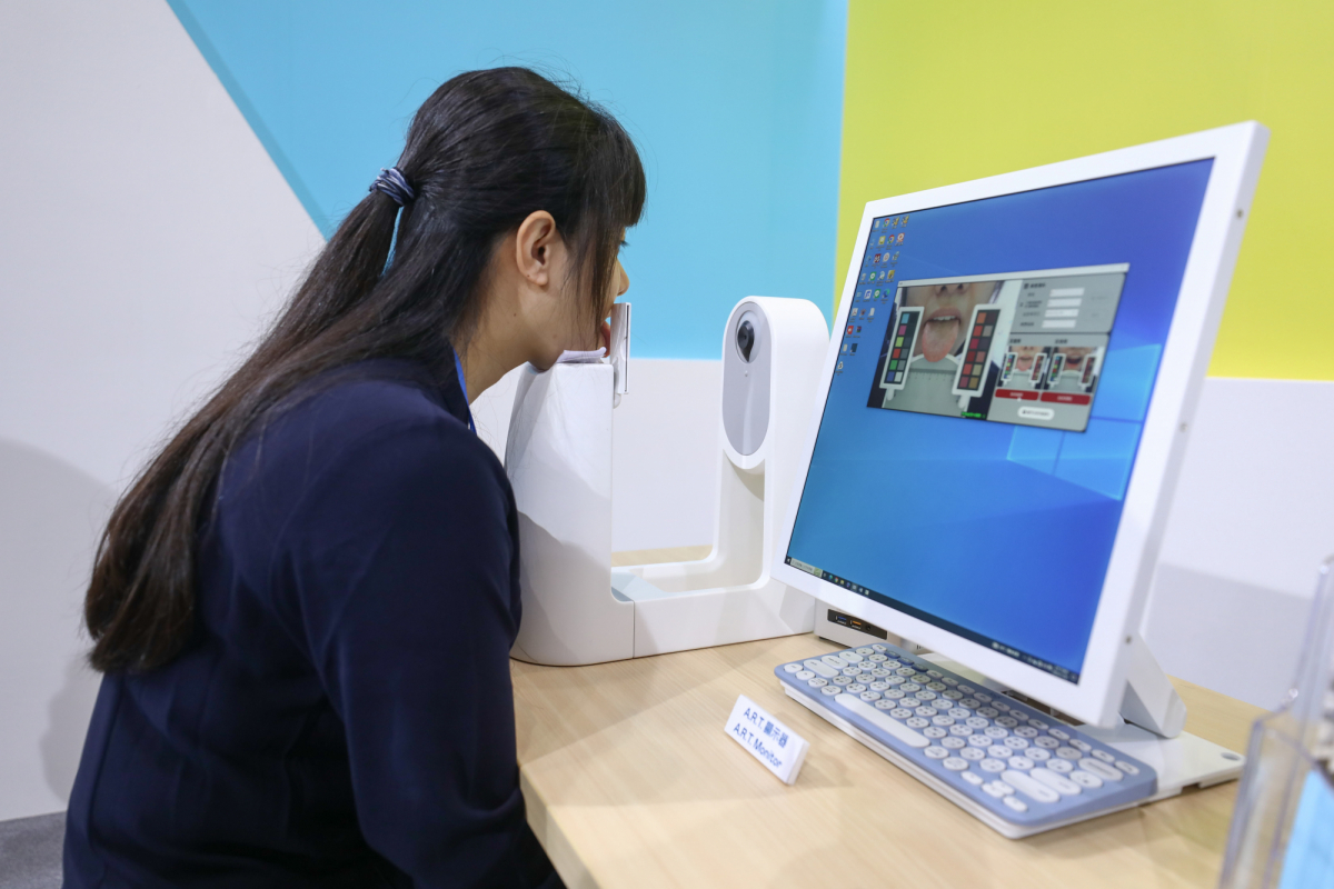 友達耘康延伸友達卓越的感測技術及色彩管理專長，研發出舌象擷取系統，可提供數據化、影像化的檢測結果，輔助醫師與專業醫事人員做為臨床研究、檢測結果評估與檢測紀錄的留存