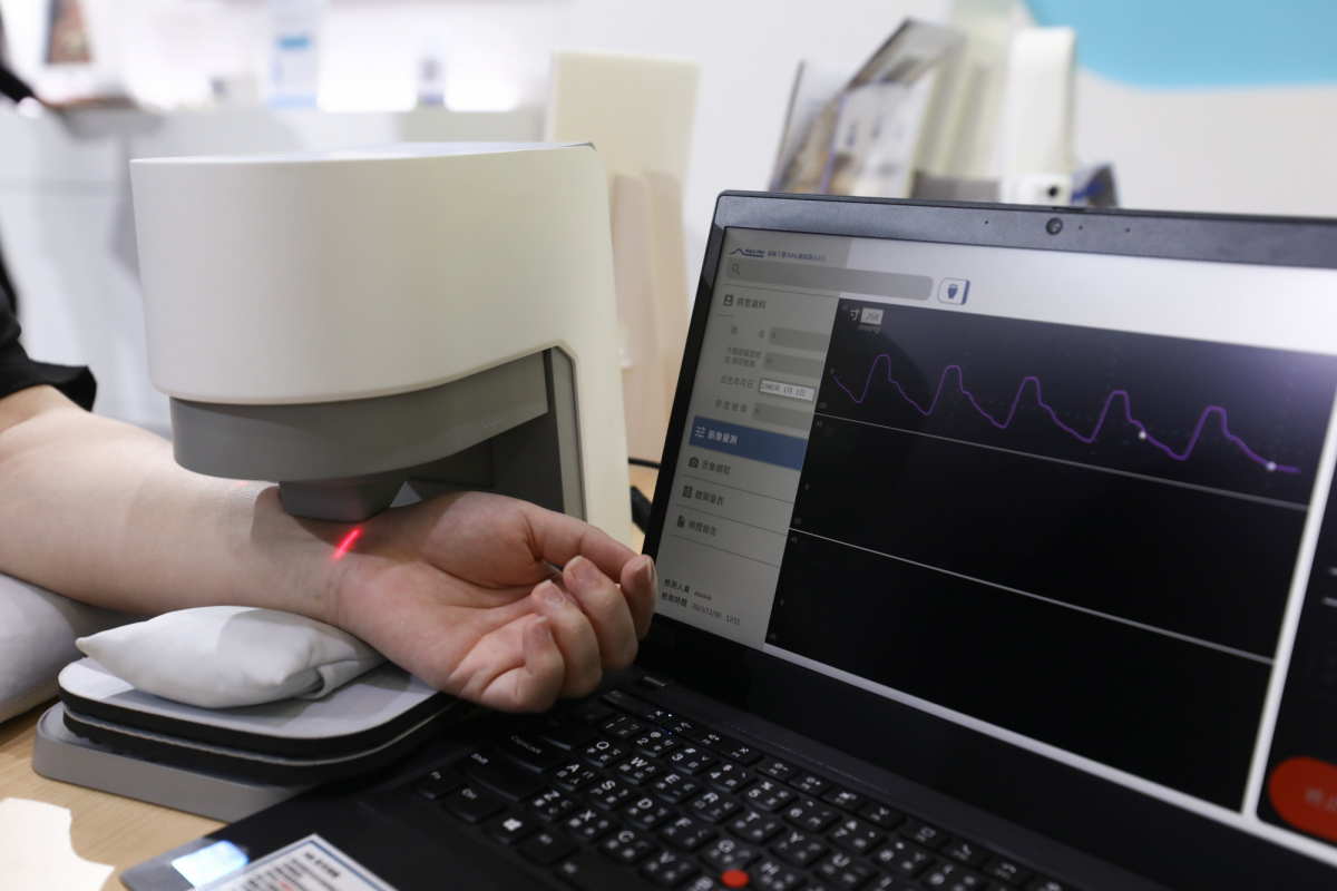 友達耘康脈象檢測系統透過電腦精準控制升降系統，還原中醫師三指把脈過程的舉、按、尋手法，將脈象感受轉化成數據，實現智慧醫療及準確性
