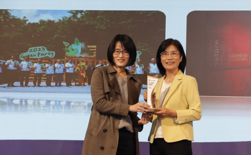 友達保存「西大墩窯遺址」且推廣在地文史教育不遺餘力，今（6）日獲頒「人文企業獎」地方發展獎之最高榮譽典範獎。由文化部陳文婷簡任視察（左）頒獎，友達永續長古秀華（右）代表受獎