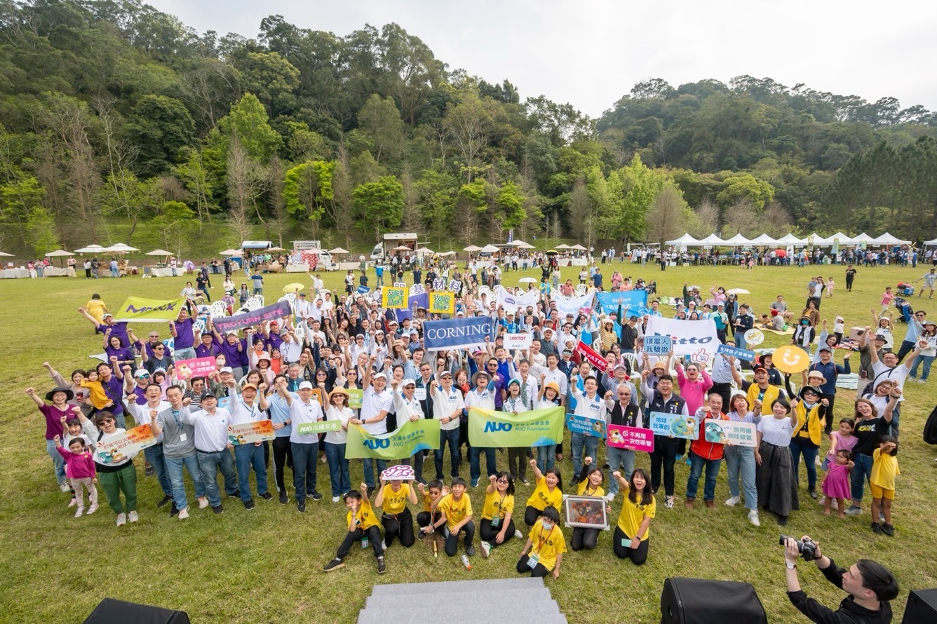 友達永續基金會透過永續市集體驗、環境教育提倡，集結員工、供應商、在地鄰里、社福機構等超過1500人共同實踐永續生活