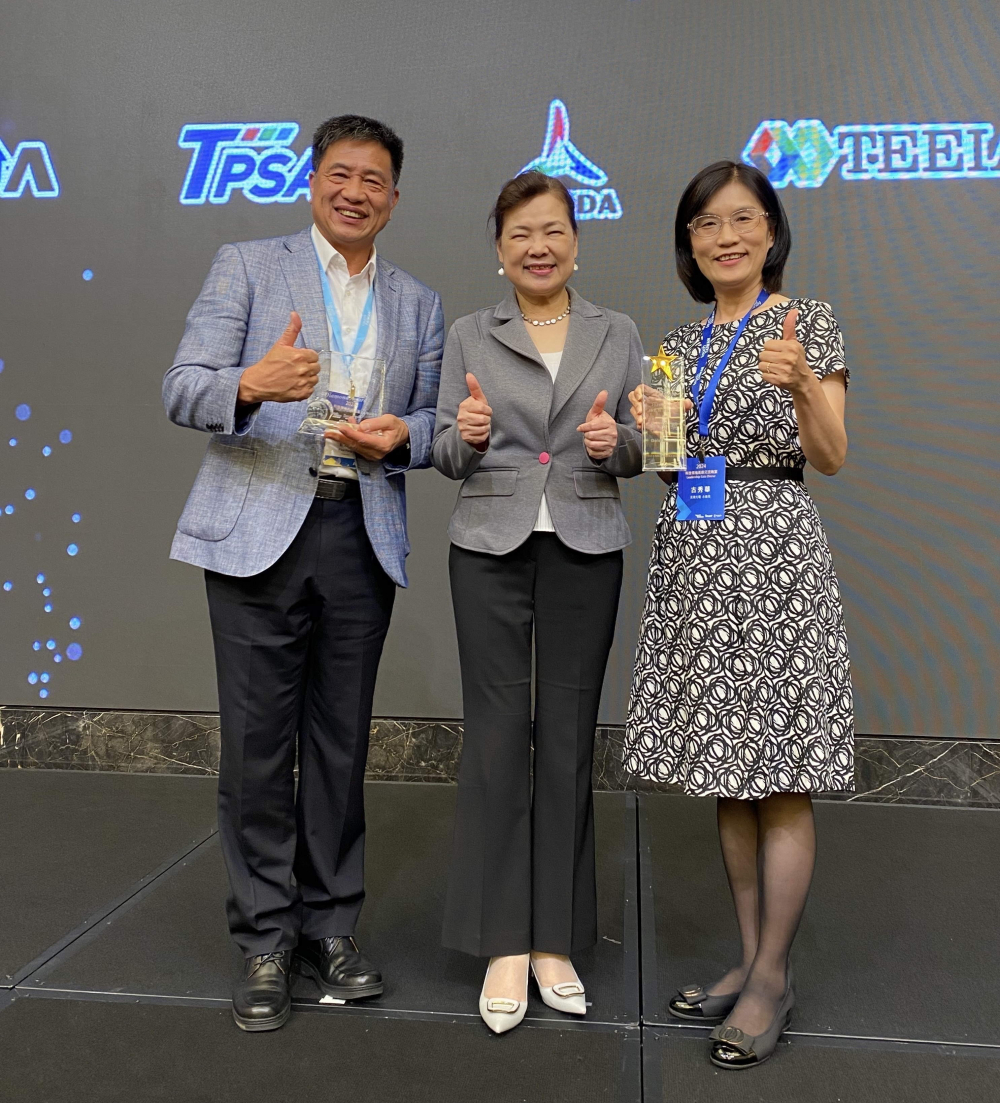 友達致力推動永續發展，於Touch Taiwan2024以3R策略貫穿Display、ESG展位實現綠色展覽目標之成果，Display展位獲綠色裝潢設計鑽質獎最高榮譽，ESG同獲金質獎殊榮。由經濟部長王美花（中）親自頒予友達光電董事長彭双浪（左）、友達光電永續長古秀華（右）