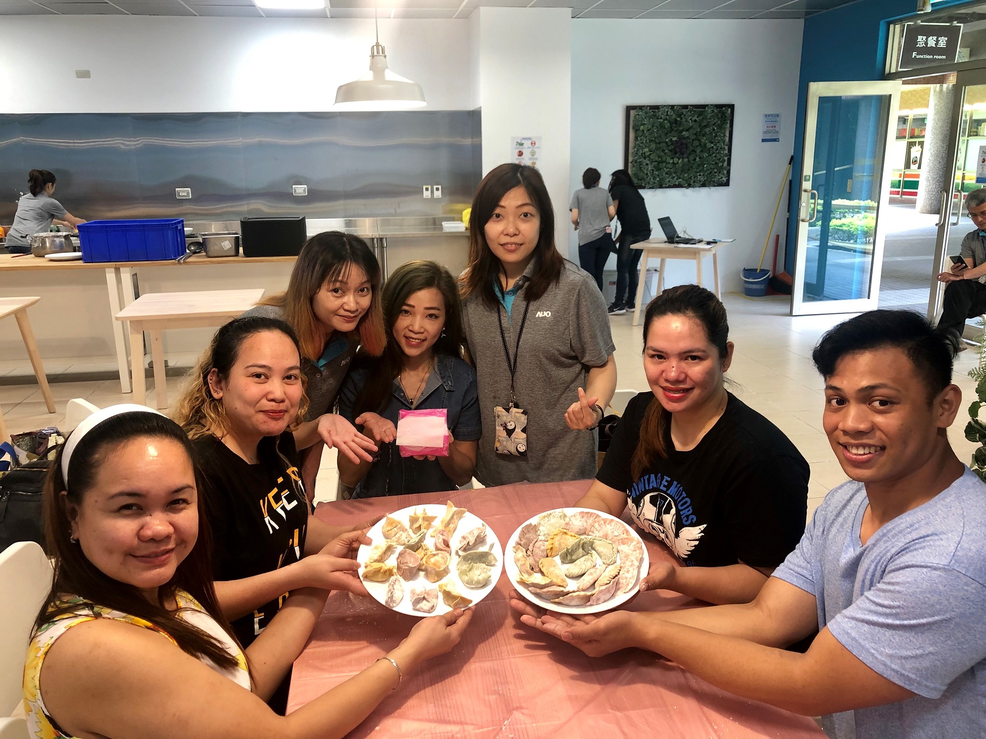 友達將DEI理念貫徹到企業文化和實踐，舉辦如台菲廚藝交流等活動，讓同仁了解彼此文化差異、培養情感