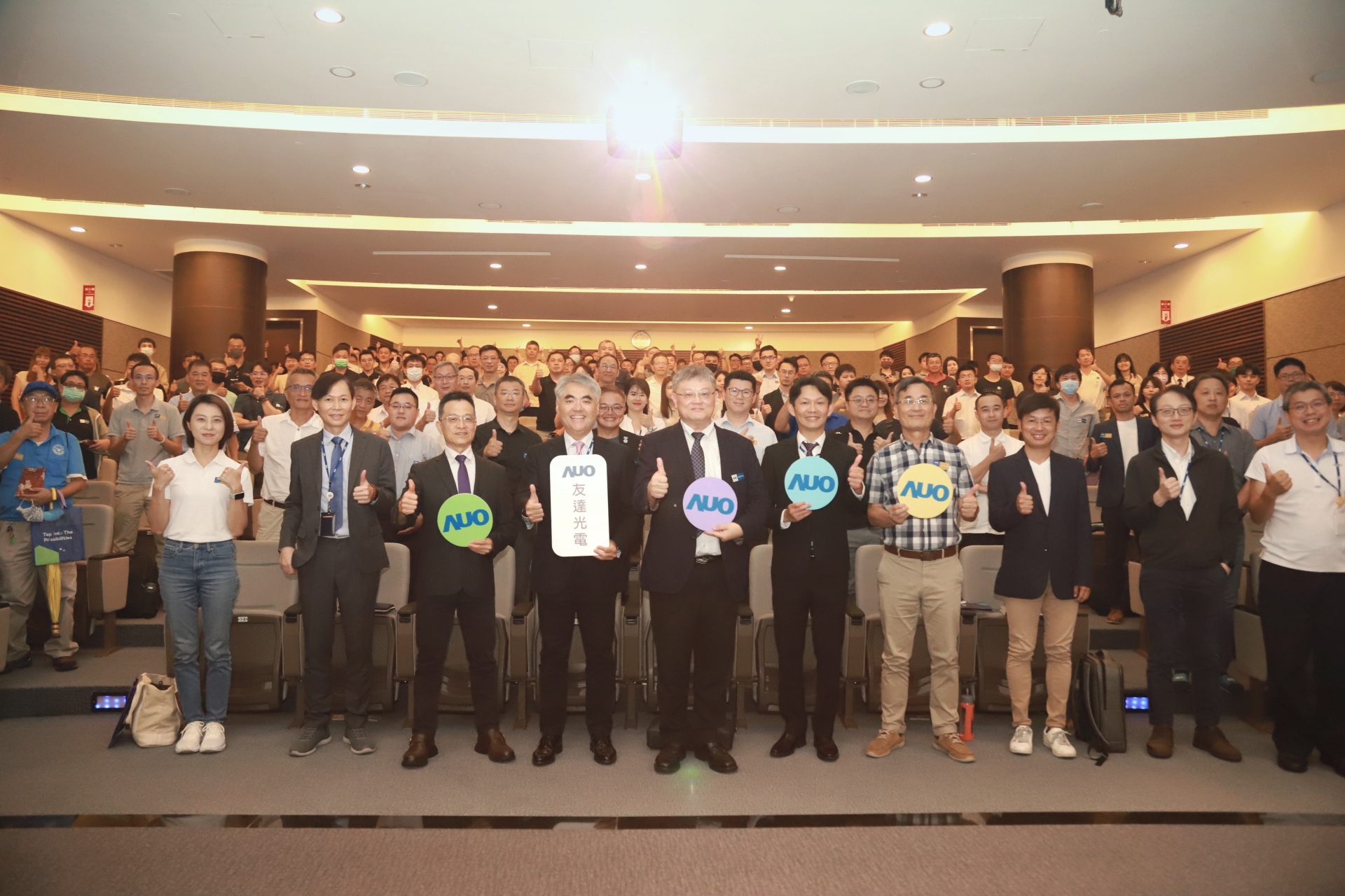友達光電邀請領域專家共研再生能源發展、電力需求及建築物減碳等議題進行交流，盼共擘綠色永續生態圈的嶄新契機。