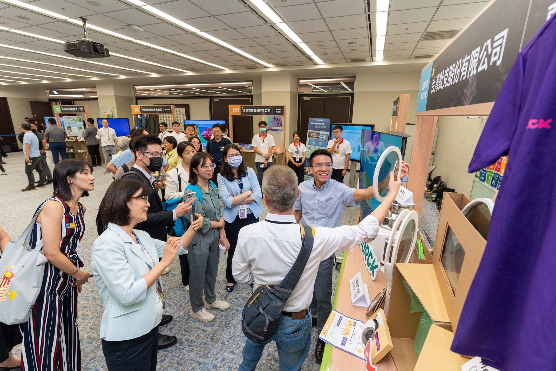 好体育官方app下载连手产业伙伴策划首届生态圈联展，展示如何将废塑料循环再利用，创新解决方案包括：塑料包材再生与循环使用、再生塑料研发及应用、废塑料回收再生技术、减塑生活提案等