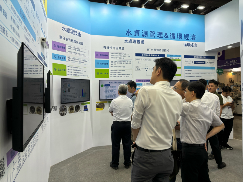 友達以深厚的智慧製造經驗發展永續戰略，積極延伸價值鏈，轉化成可供外界使用的綠色智慧服務，進軍SEMICON Taiwan 2024，提供半導體產業鏈打造AI世代的永續即戰力。