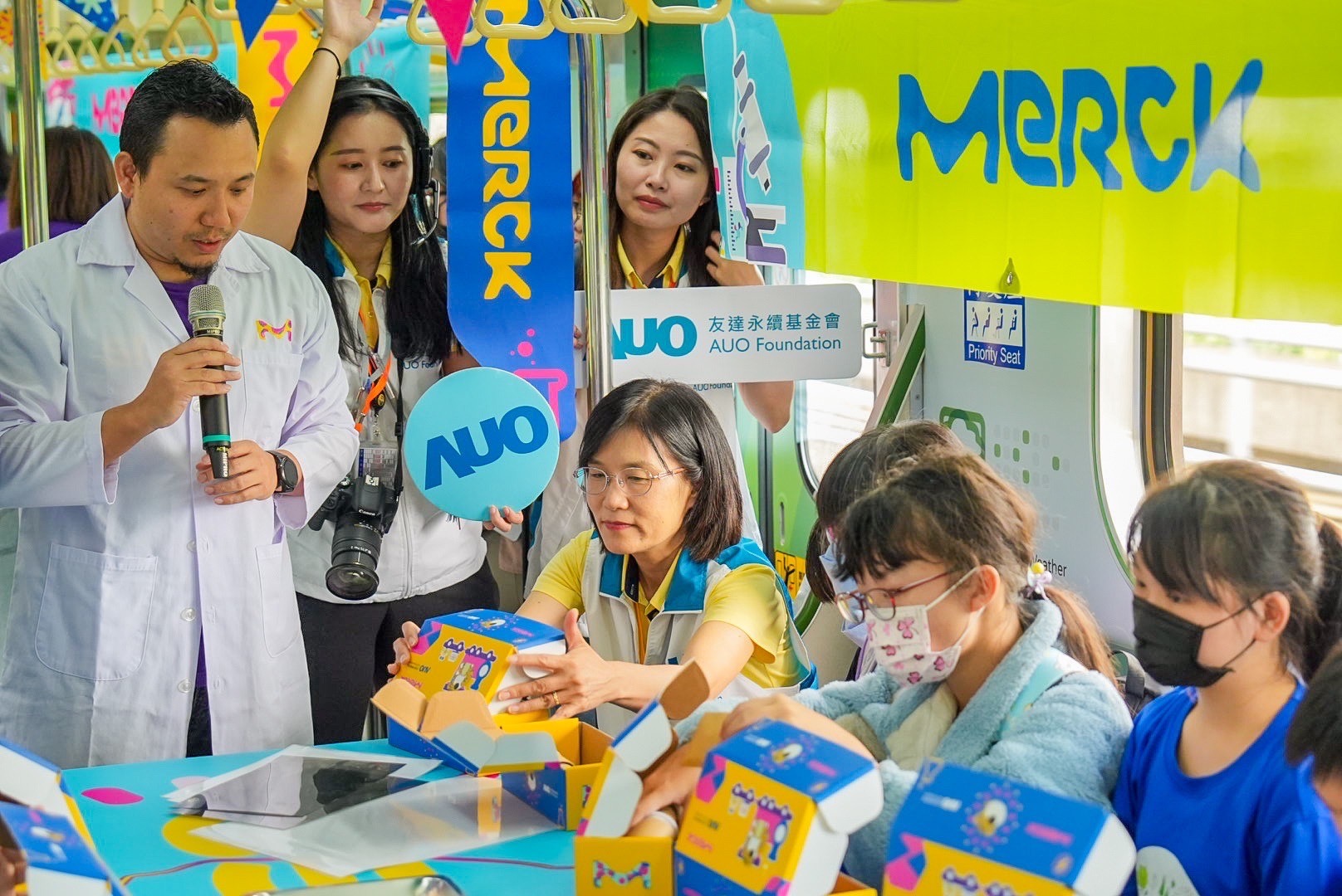 友達以光電、再生能源、水資源三大核心，設計「再生能源和循環經濟」多元永續教育主題，並攜手供應鏈夥伴默克開發創意科學教材及實作體驗，期讓永續素養透過科學探索向下扎根