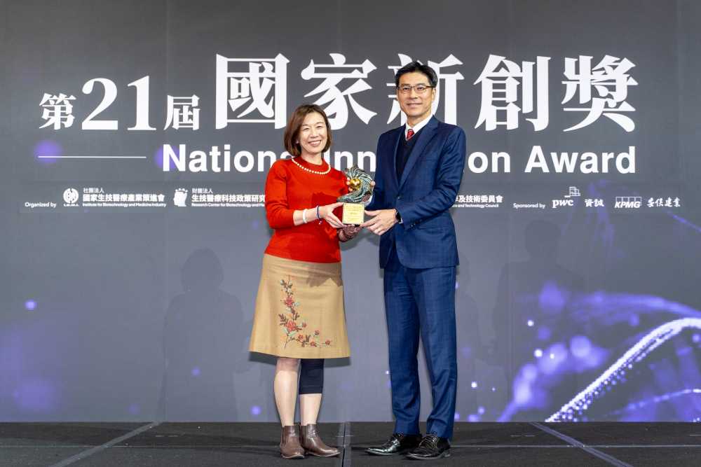 友達旗下子公司友達耘康與達擎分別以「中醫數位化檢測解決方案」及「寬視角3D醫療顯示器」獲得第二十一屆國家新創獎「智慧醫療與健康科技」類別的「企業新創獎」與「國家新創精進獎」兩項殊榮。圖左為衛生福利部政務次長林靜儀、圖右為友達光電智慧醫療事業群總經理廖世宏