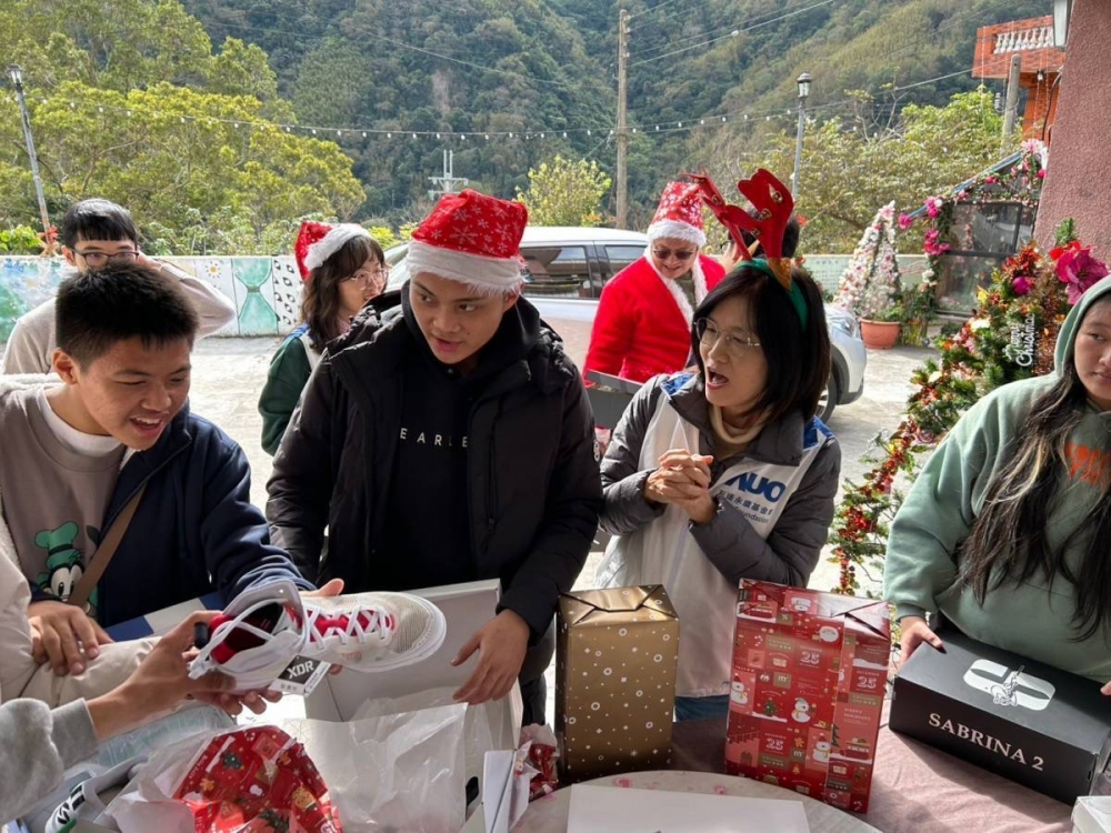 「圓夢計畫」由偏鄉兒少許下心願，友達員工認捐禮物，高階主管親帶隊將禮物一一送往偏鄉，為兒少圓夢