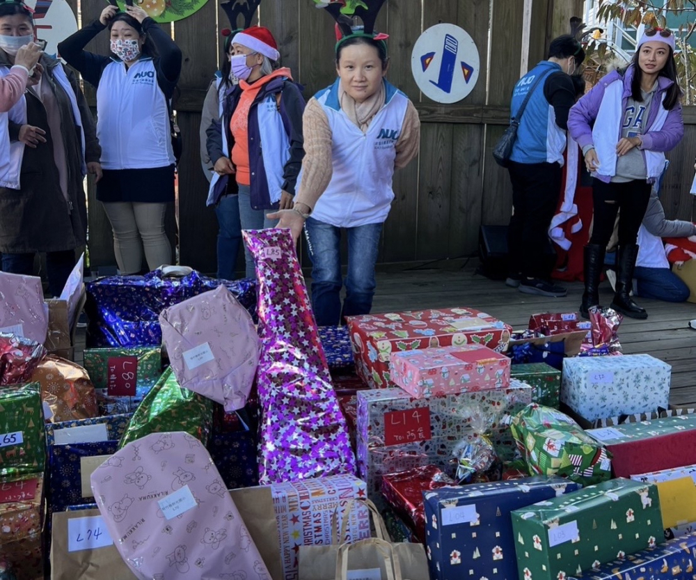 友達永續基金會「圓夢列車」年年迴響熱烈，認捐同仁精心挑選禮物、巧手包裝，整理成隊後，將祝福一一打包送出