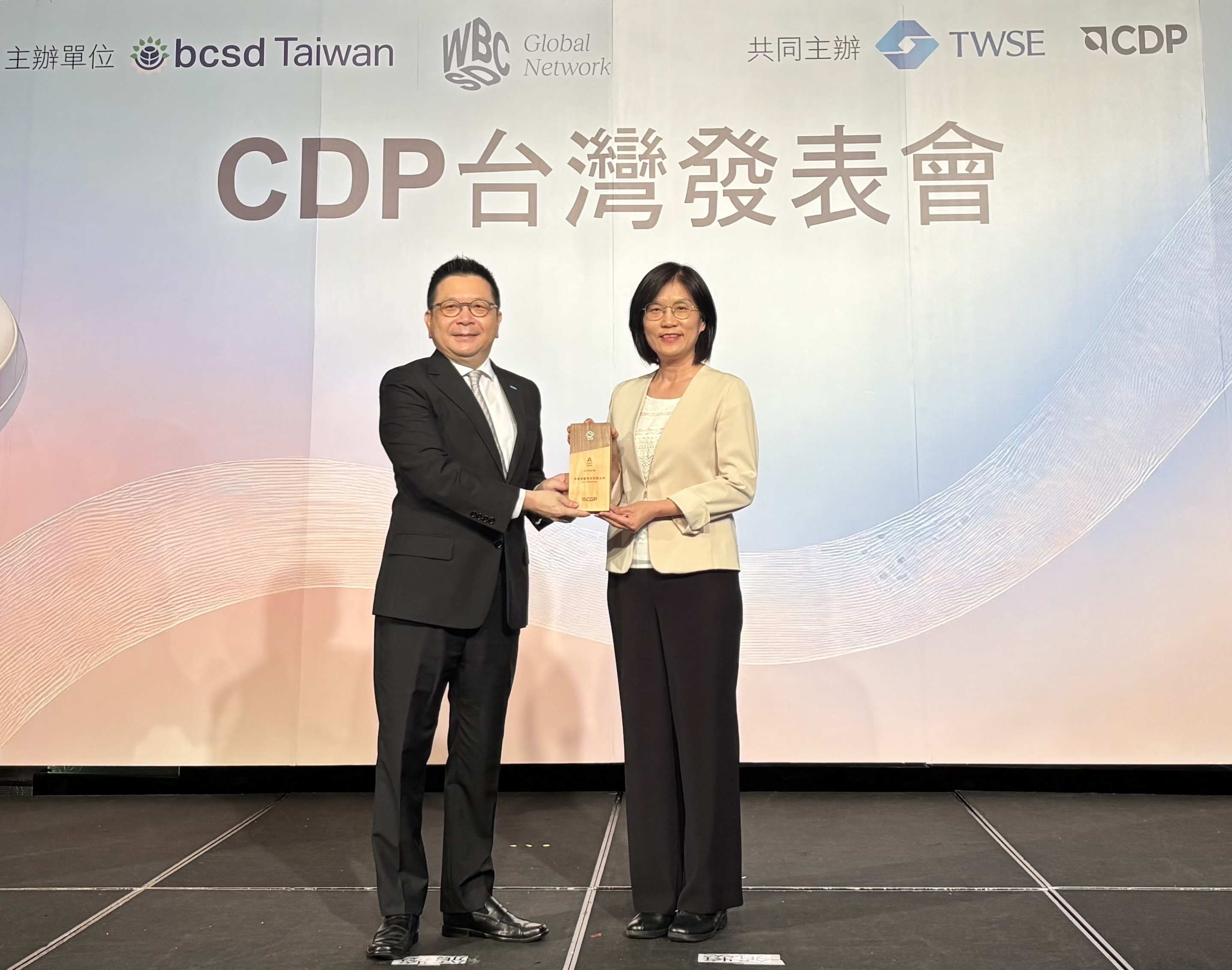 友達永續成果再獲國際評比肯定，獲頒CDP氣候與水資源雙項領導力評級。今由臺灣證券交易所董事長林修銘（左）頒獎，友達光電永續長古秀華（右）代表受獎