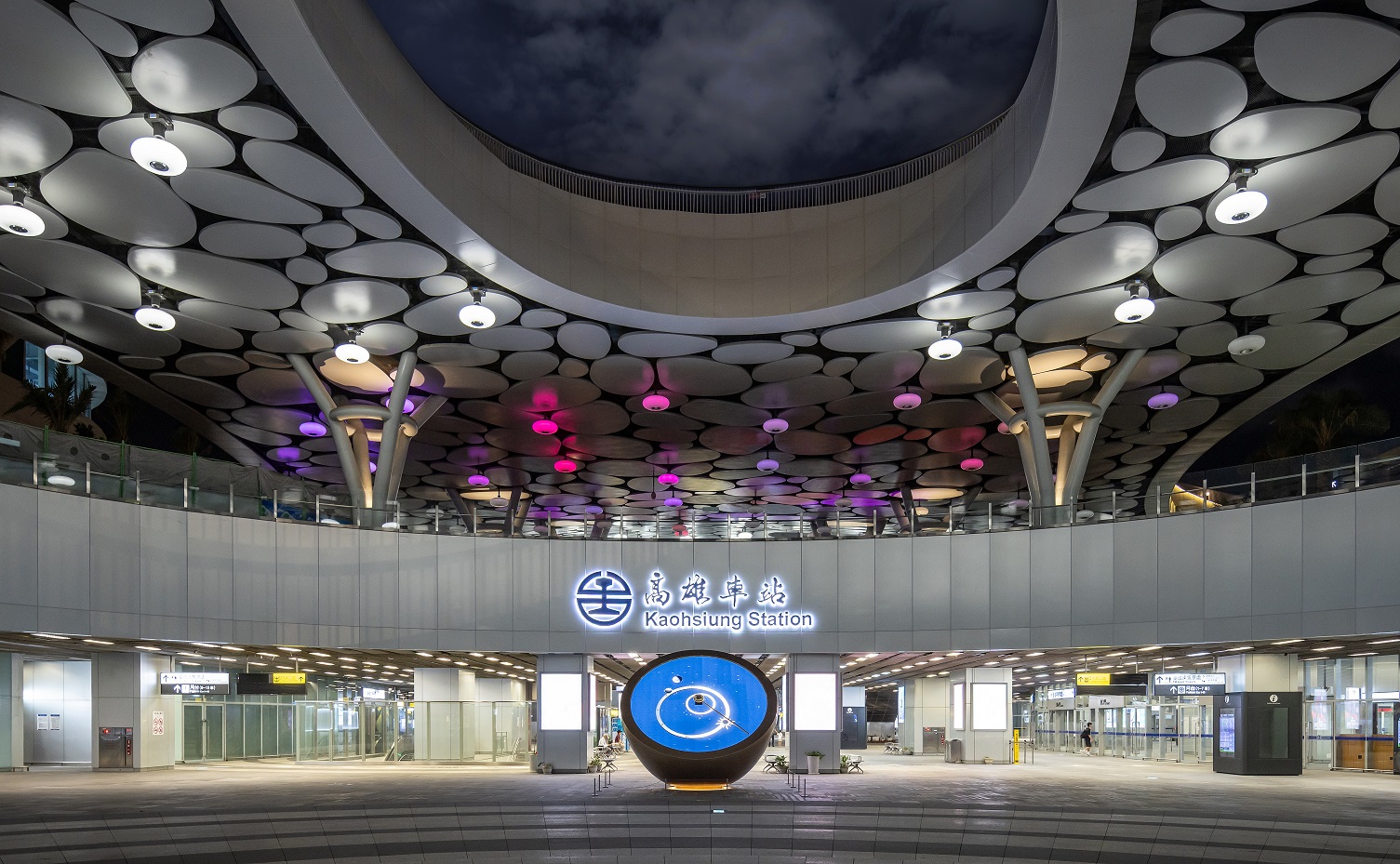 創利空間參與《高雄車站共感空間》公共藝術計畫，擔任視覺科技整合夥伴。於「看時間」天文鐘作品中提供技術指導，整合圓形LED鐘面與鐘體結構，在時間、天象星盤與空間氛圍間生動展演