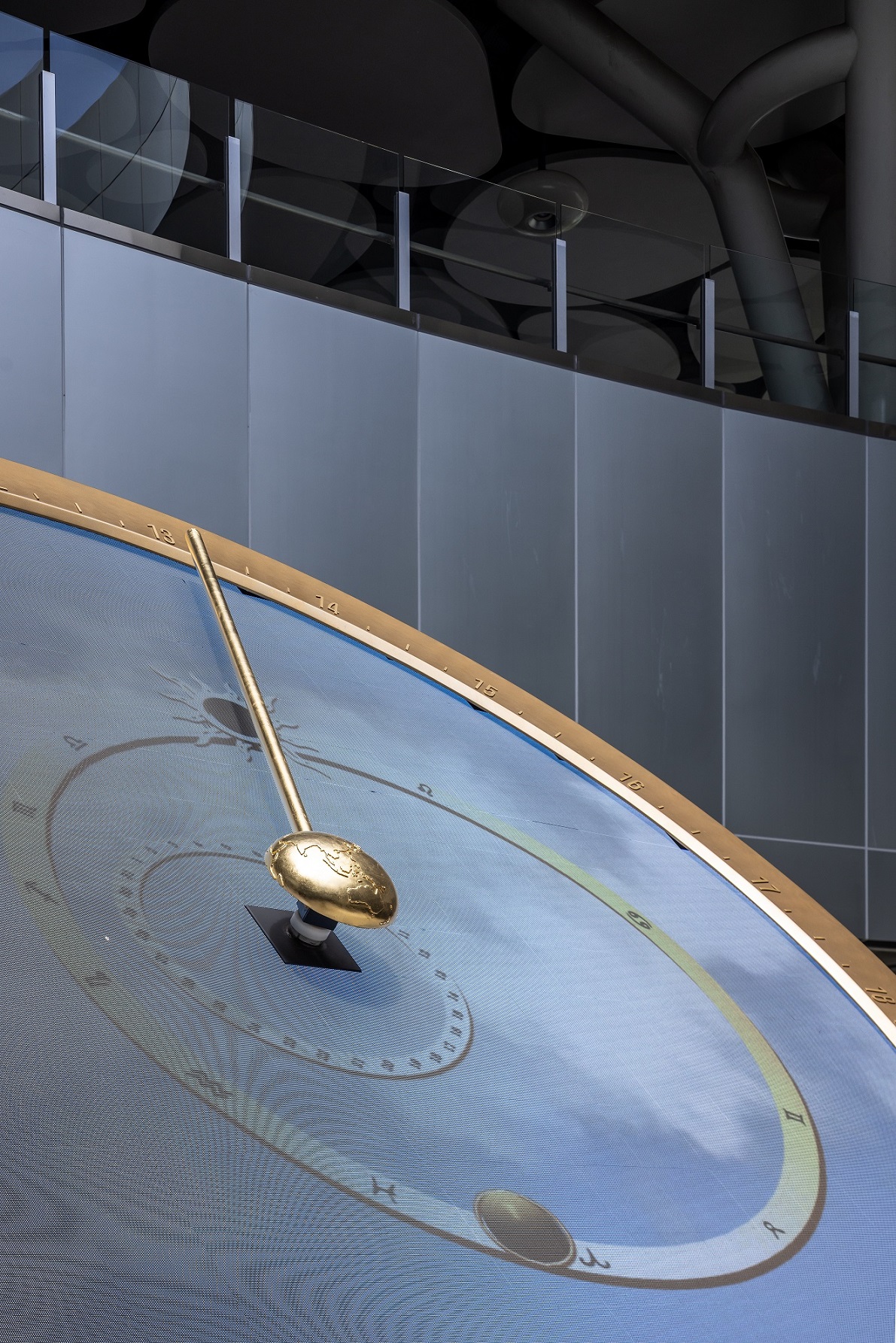 創利空間參與《高雄車站共感空間》公共藝術計畫，擔任視覺科技整合夥伴。於「看時間」天文鐘作品中提供技術指導，整合圓形LED鐘面與鐘體結構，在時間、天象星盤與空間氛圍間生動展演