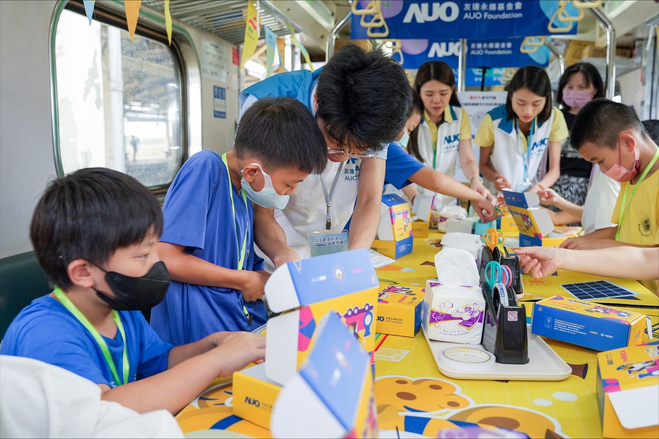 今年友達設計「光電、再生能源、水資源」三大課程主題，攜手供應鏈夥伴默克及大豐環保，以循環經濟理念開發創意教材