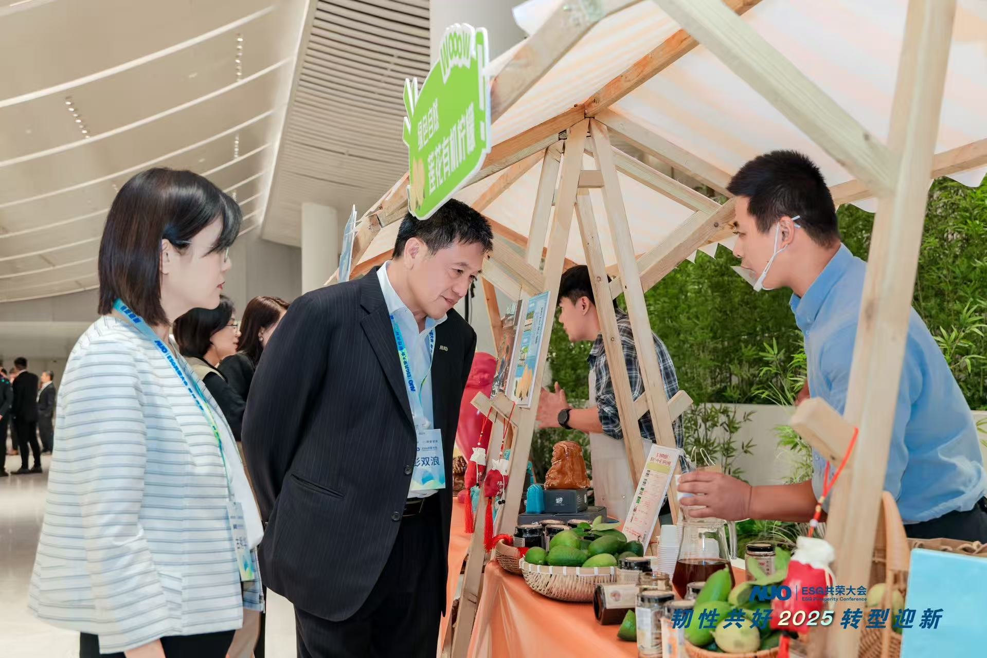 好体育官方app下载大会设置ESG互动展区，携手ADT、华展工业等供应链伙伴与社会企业，集中呈现绿色产品、循环成果与社区共融实践，通过可观可感的沉浸式体验，构建从技术到文化的立体永续价值链，获得与会嘉宾广泛好评。