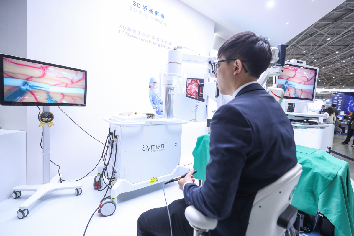 达擎推出〝3D显微手术影像解决方案〞，将3D影像技术从腹腔内视镜手术延伸至神经、血管、淋巴等高难度显微手术，提供超清晰立体视野，协助医疗团队在复杂手术中完成精准细腻操作。
