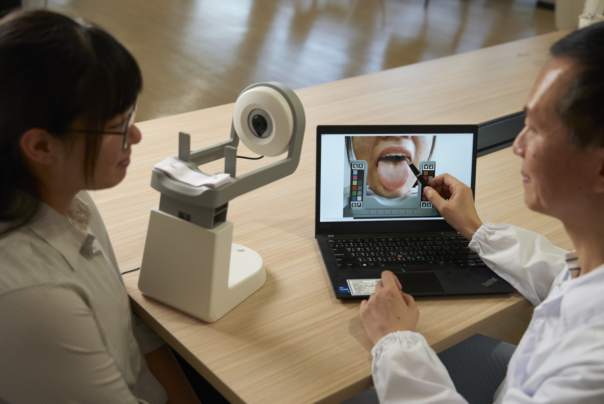 友達耘康的「舌象辨識軟體」則運用AI與大數據技術，可快速辨識舌色、舌形、苔色、苔質等特徵，顯著提升舌象辨識效率，優化檢測流程。