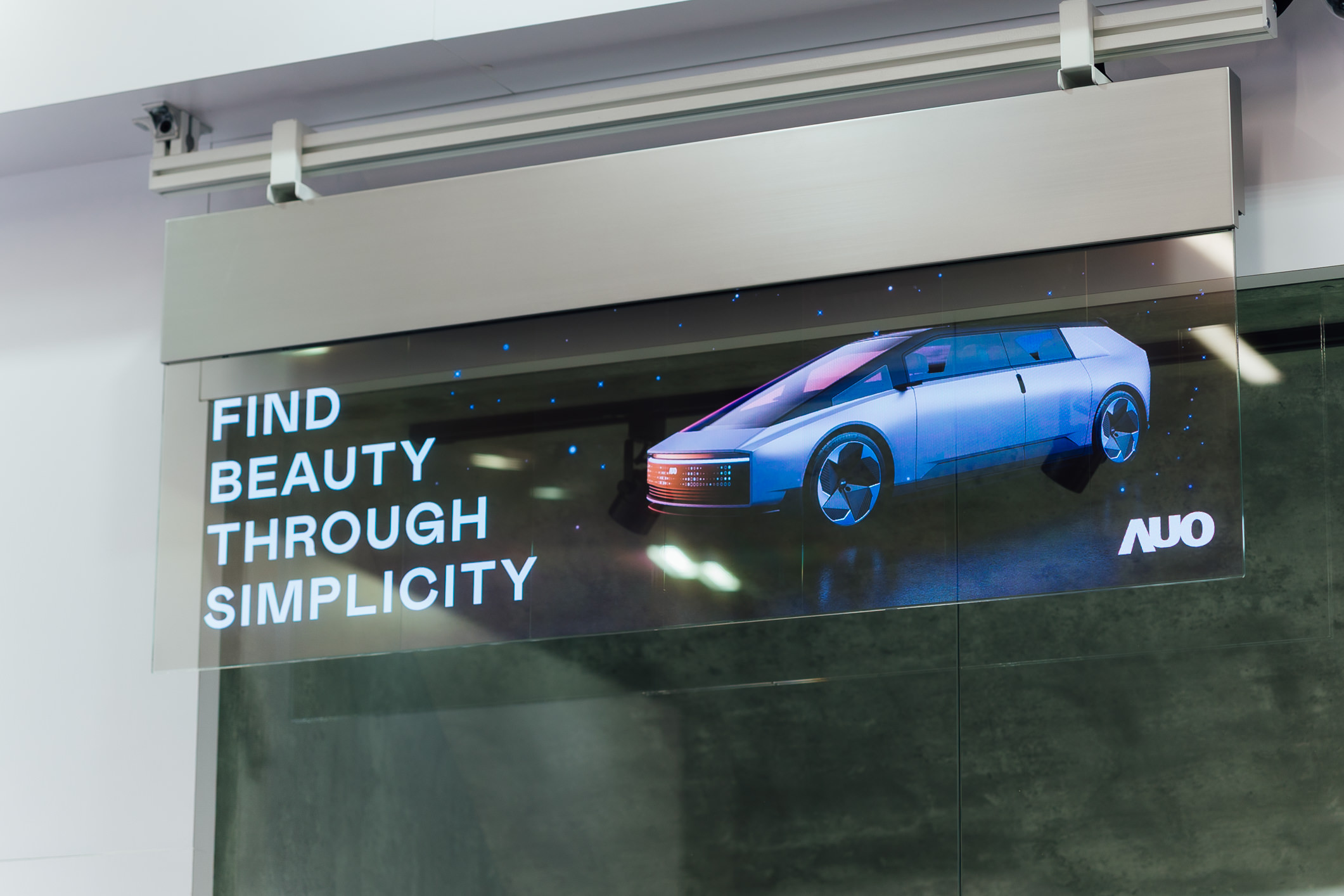 具备高亮度透明感的54吋透明Micro LED智慧广告牌，可无限拼接不同尺寸，营造出兼具科技感与美学的沉浸式氛围，适用于旗舰店、展演空间等多元场域。