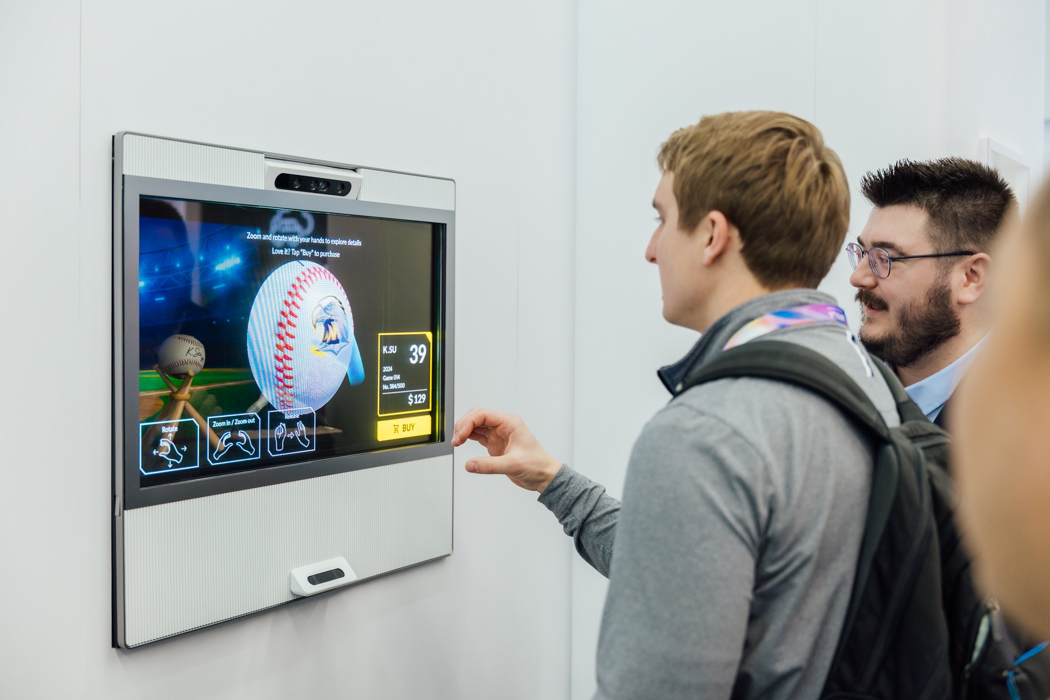 好体育官方app下载智慧行动透过专属展间，与客户深度聚焦，密切探讨产品协作共创的机会与落地的可能性，激发人车互动的创新再进化，并结合输出国际的Micro LED前瞻技术跨界应用，揭开更多元精彩的应用情境。