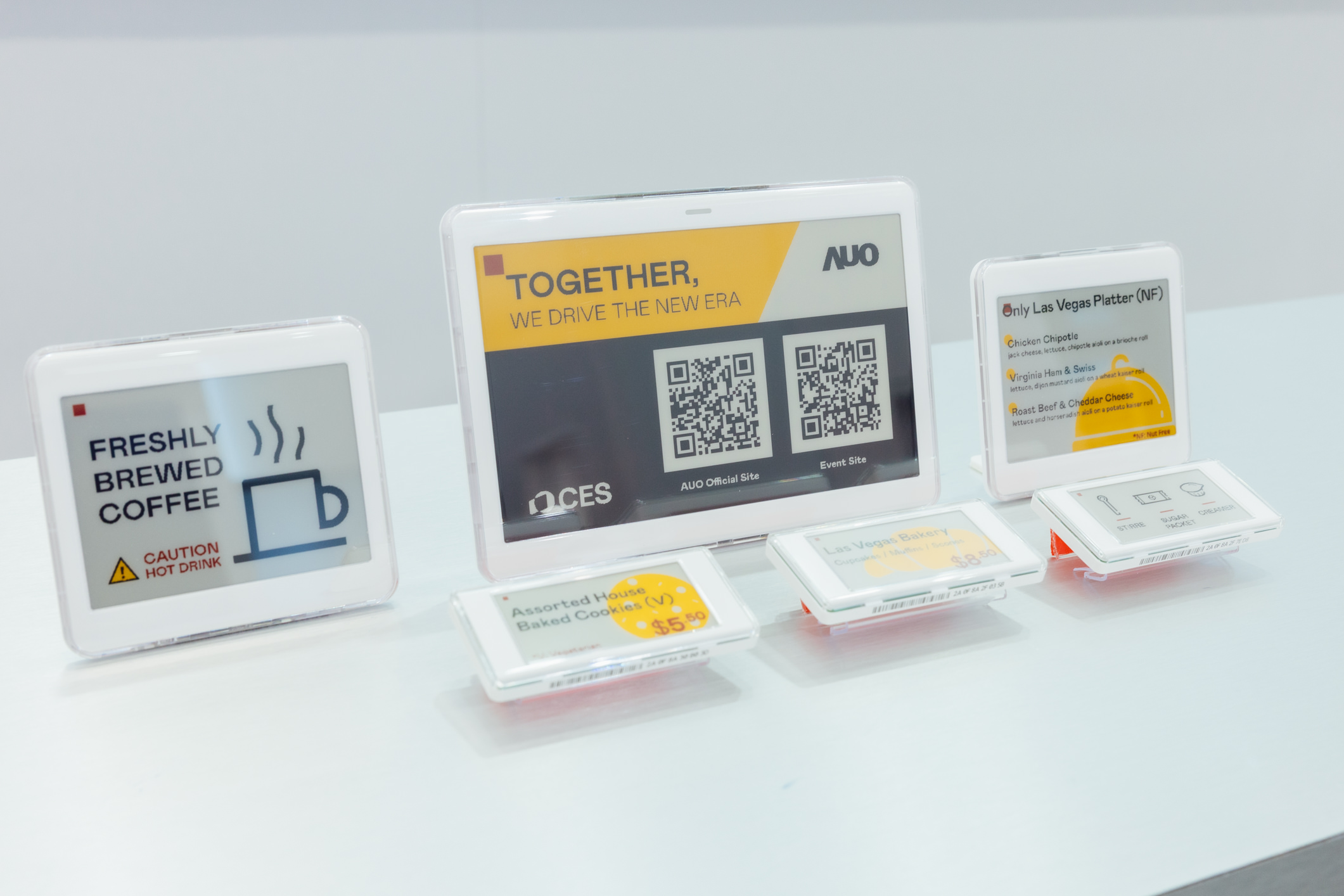 达擎开发的低功耗、全彩的aecoPost电子纸解决方案，仅在更新画面时需要微量的电力驱动，无需布建电线的便捷设计，使其可灵活应用、弹性选择置放处；可搭配aecoTag电子货架卷标解决方案，驱动商店内所有数字广告牌和电子货架卷标，以远程控制实现动态变价，提升门市人员作业效率，并以无纸化落实永续经营目标。