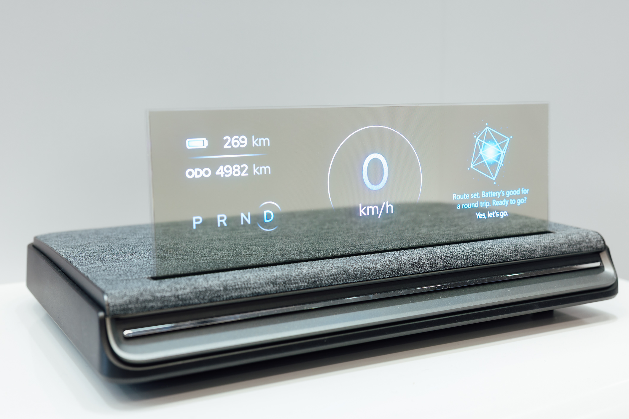 全球首款Aero Module透明Micro LED显示器模块外观轻盈通透，可与数字内容完美融合，提供动态显示、先进控制、个人化沉浸感受。