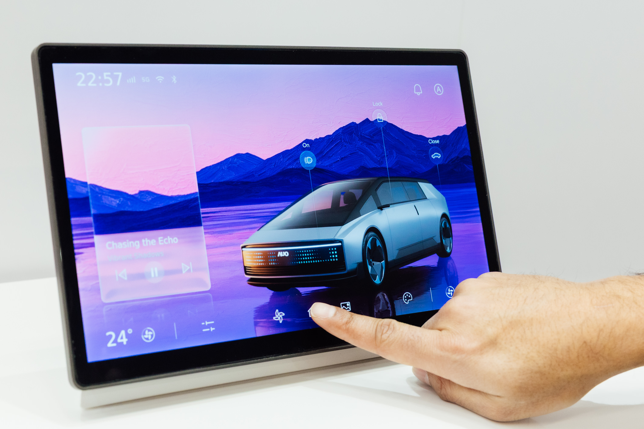 将先进抗反光技术导入于CID中控台呈现全时可视效果，并支持与座舱环境完美融合，带来清晰且不干扰的驾驶与座舱操作体验，兼容座舱质感与行车安全。