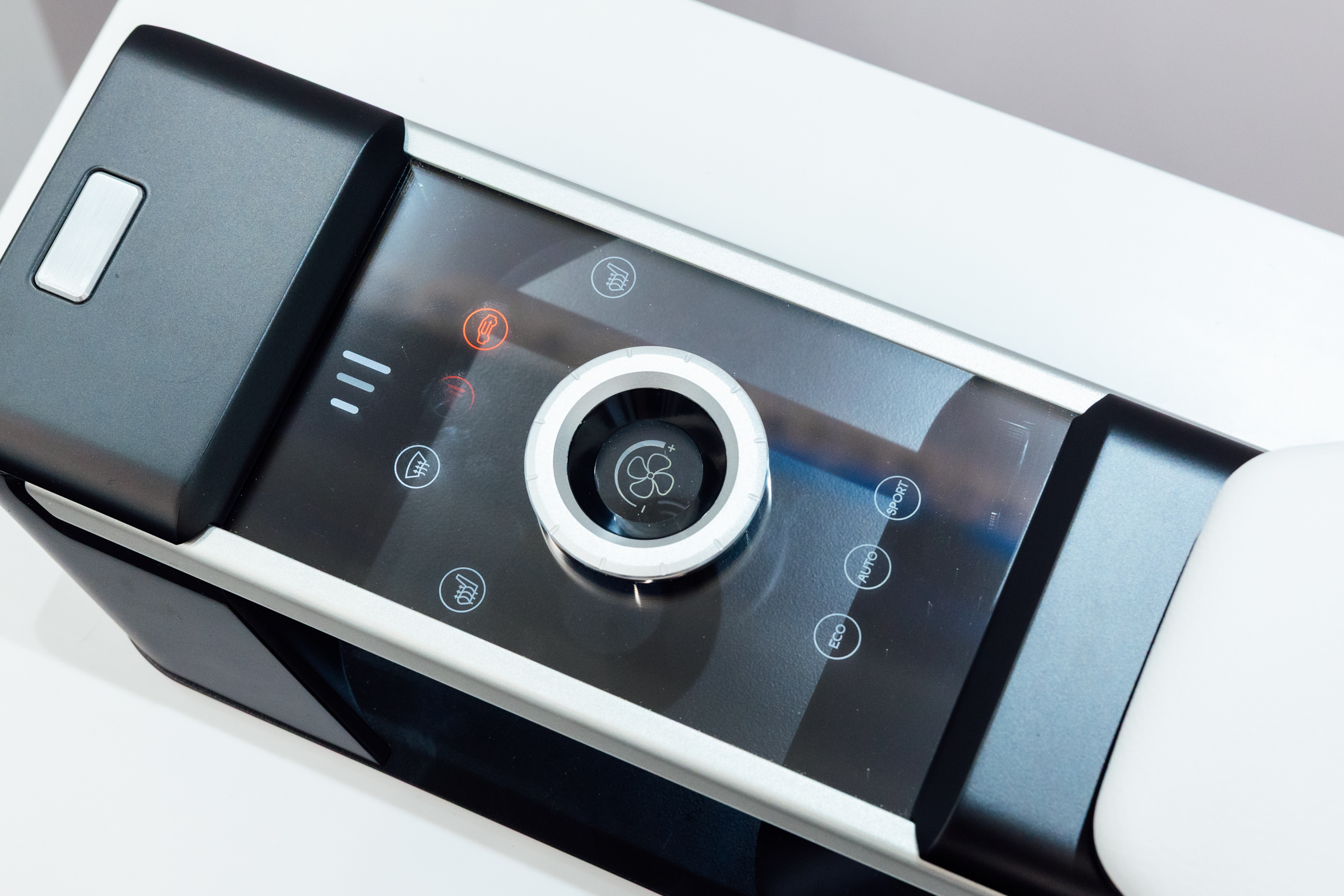 以极简设计打造的CrystalSense Console，为中央扶手区带来创新突破，将功能隐藏于简约的外观中，并采用悬浮式旋钮搭配玻璃面板与主动触觉回馈，仅在操作时才显现功能选单，提供直觉且可自定义的互动体验。